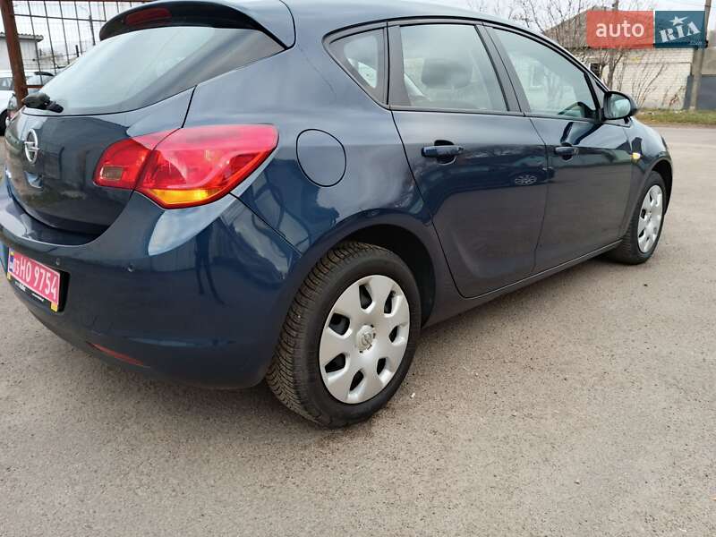 Хэтчбек Opel Astra 2011 в Прилуках