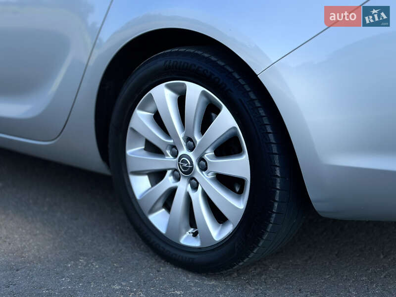 Универсал Opel Astra 2012 в Дрогобыче