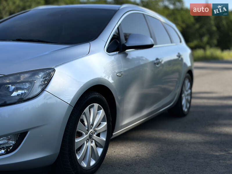 Универсал Opel Astra 2012 в Дрогобыче