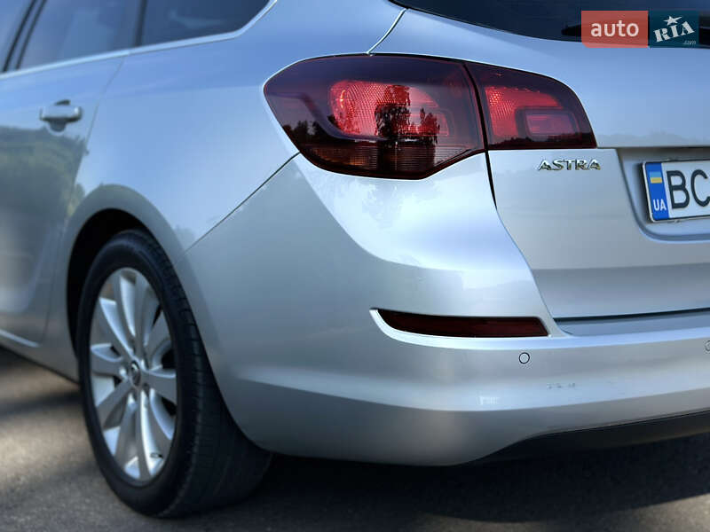 Универсал Opel Astra 2012 в Дрогобыче