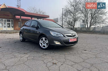 Хэтчбек Opel Astra 2011 в Хороле