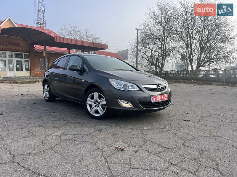 Хэтчбек Opel Astra 2011 в Хороле фото Хэтчбек Opel Astra 2011 в Хороле