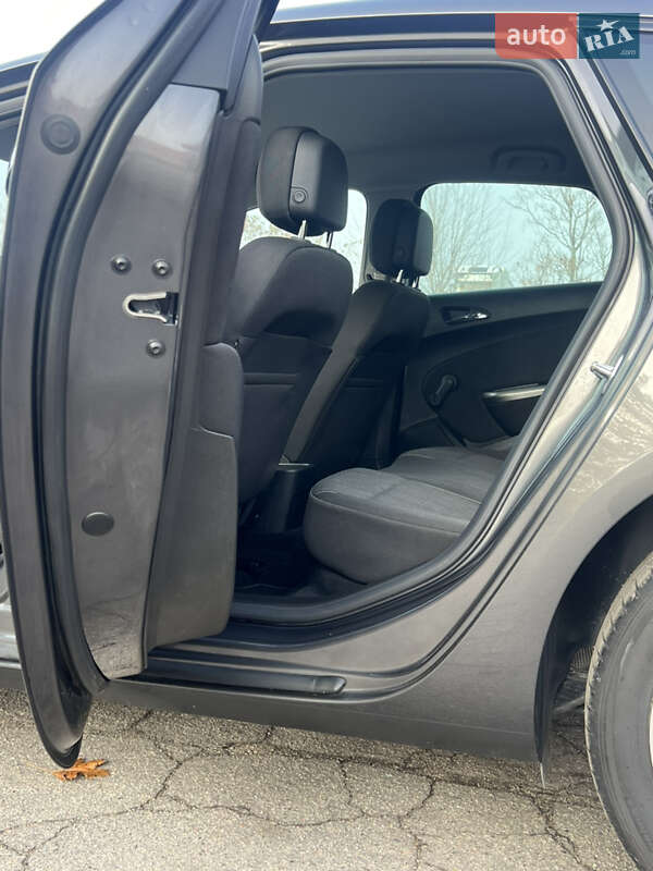 Хэтчбек Opel Astra 2011 в Хороле фото 43 Хэтчбек Opel Astra 2011 в Хороле