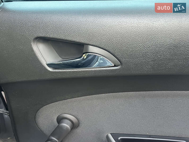 Хэтчбек Opel Astra 2011 в Хороле фото 122 Хэтчбек Opel Astra 2011 в Хороле