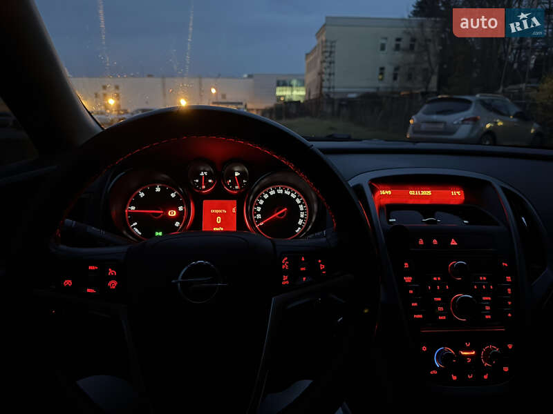 Универсал Opel Astra 2012 в Чернигове
