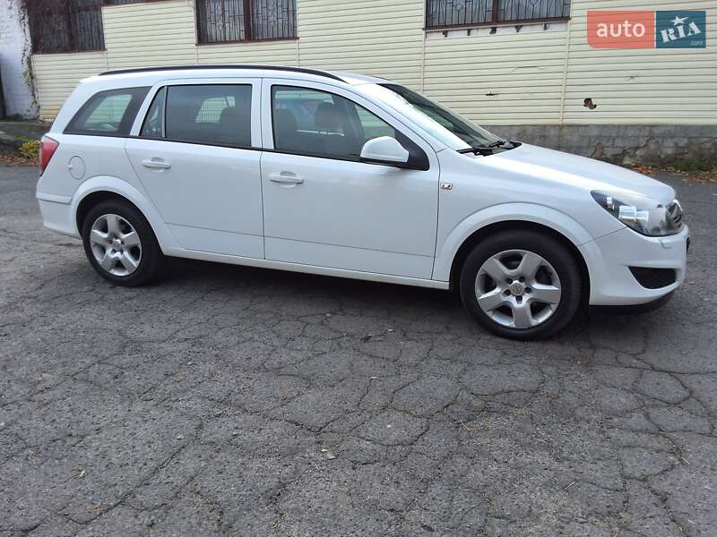 Универсал Opel Astra 2011 в Хороле фото 12 Универсал Opel Astra 2011 в Хороле