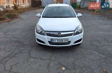 Универсал Opel Astra 2011 в Хороле