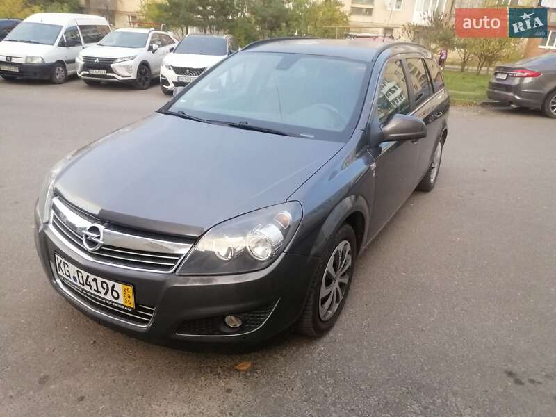 Універсал Opel Astra 2010 в Тернополі