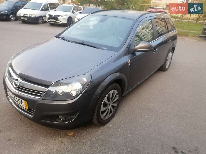 Універсал Opel Astra 2010 в Тернополі