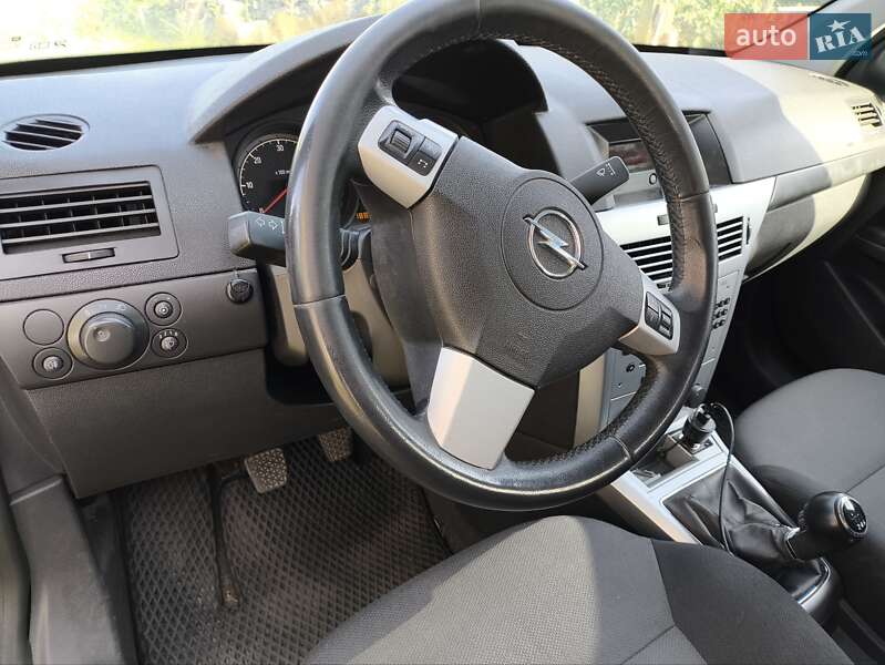 Универсал Opel Astra 2012 в Луцке