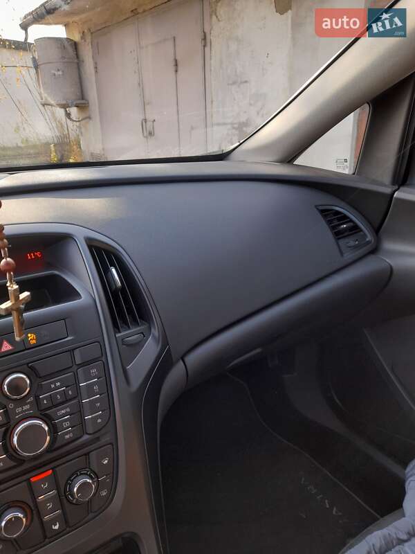 Универсал Opel Astra 2012 в Калуше