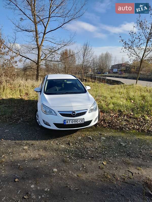 Универсал Opel Astra 2012 в Калуше