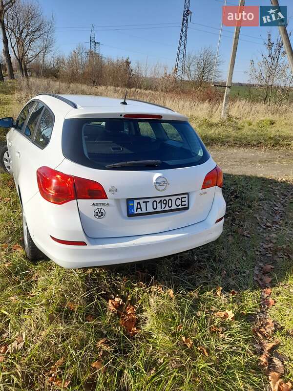 Универсал Opel Astra 2012 в Калуше