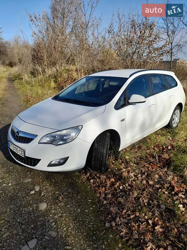 Универсал Opel Astra 2012 в Калуше