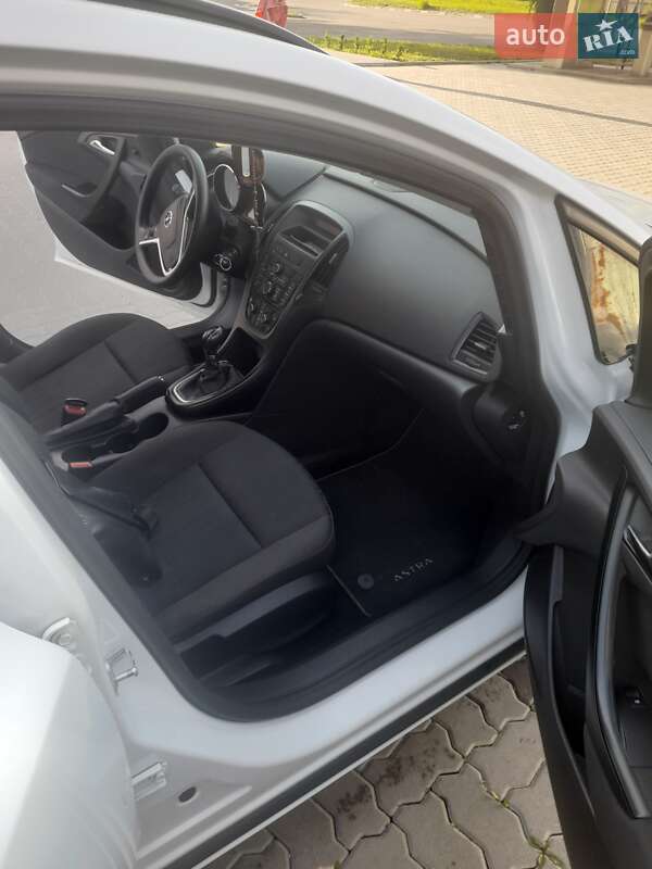 Универсал Opel Astra 2012 в Калуше