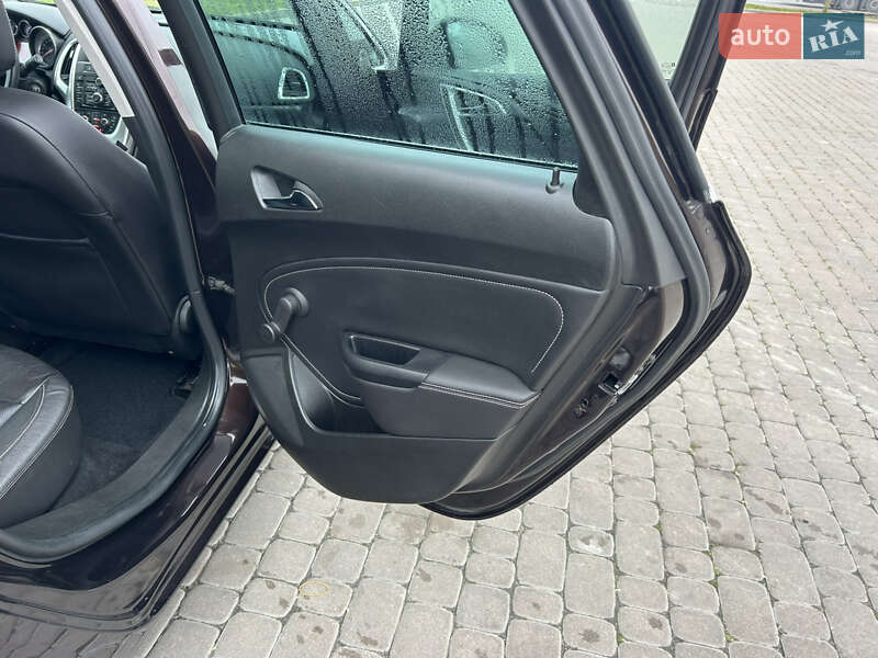 Универсал Opel Astra 2013 в Городке