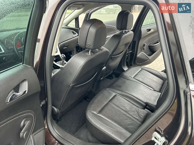 Универсал Opel Astra 2013 в Городке