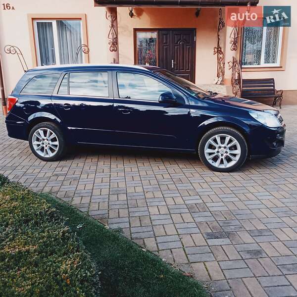 Універсал Opel Astra 2010 в Луцьку