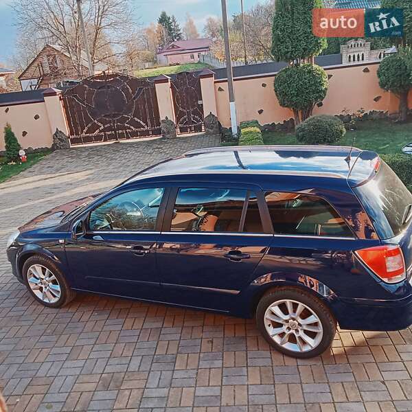 Універсал Opel Astra 2010 в Луцьку