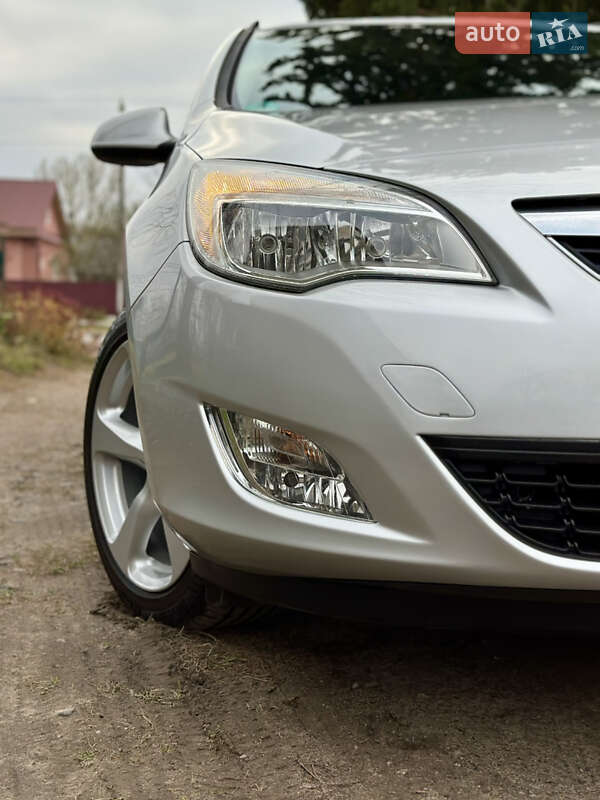 Универсал Opel Astra 2011 в Дубно