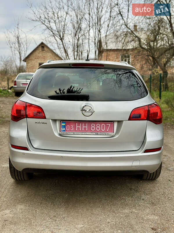 Универсал Opel Astra 2011 в Дубно