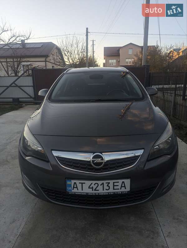 Универсал Opel Astra 2011 в Ивано-Франковске