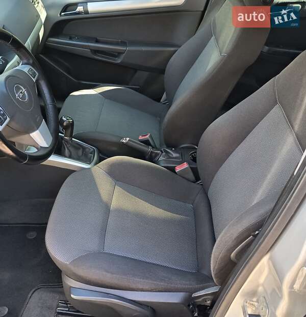 Хэтчбек Opel Astra 2009 в Звягеле