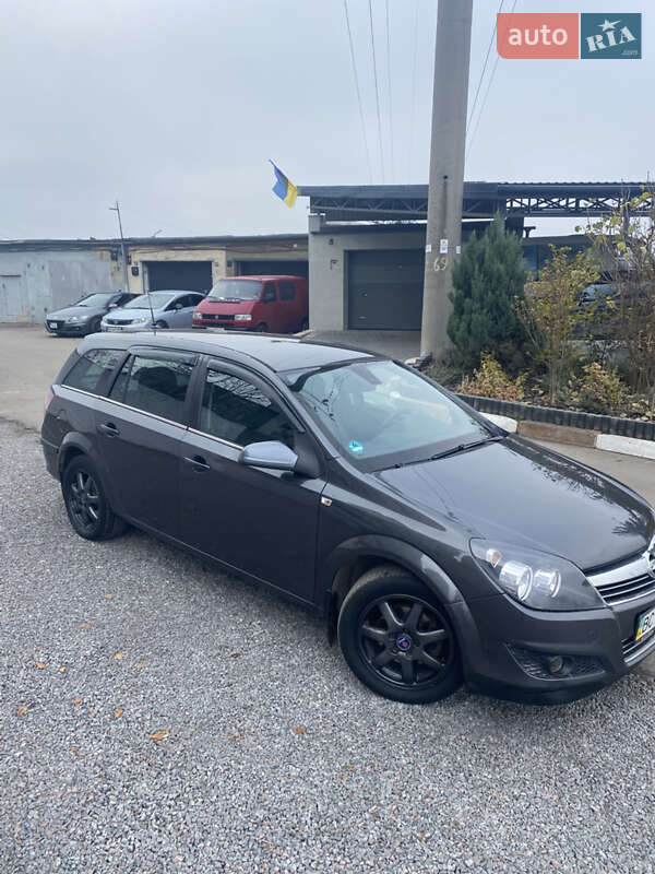 Універсал Opel Astra 2010 в Львові