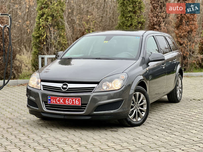Універсал Opel Astra 2010 в Івано-Франківську
