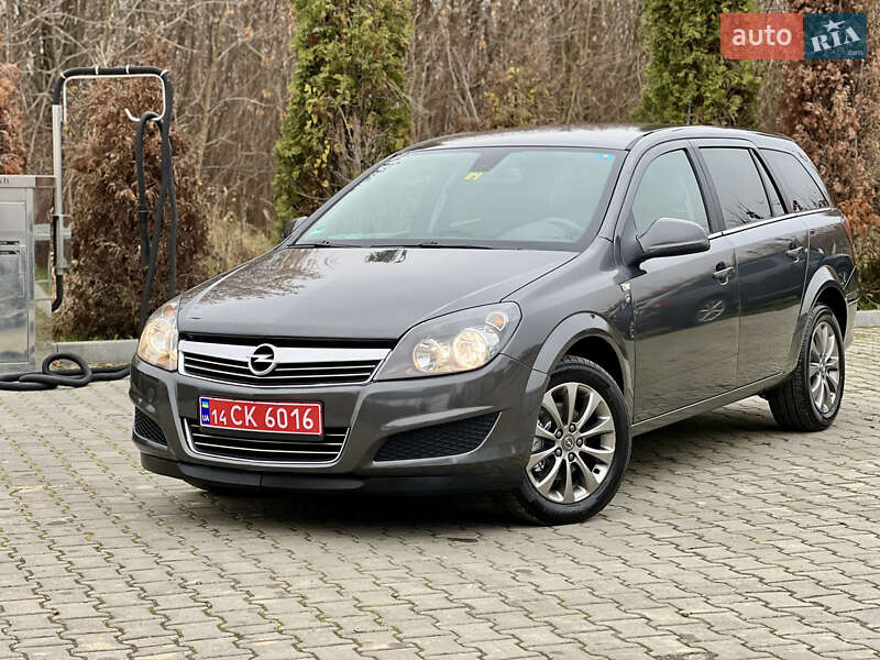 Універсал Opel Astra 2010 в Івано-Франківську