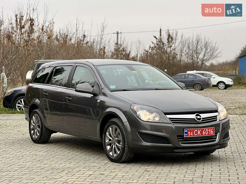 Універсал Opel Astra 2010 в Івано-Франківську