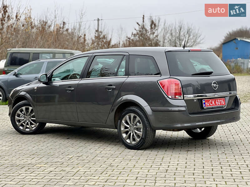 Універсал Opel Astra 2010 в Івано-Франківську