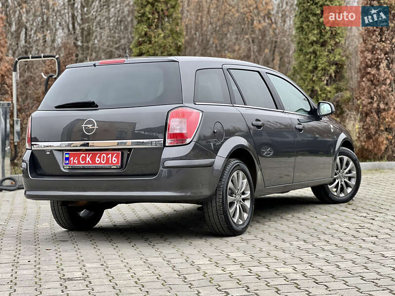 Універсал Opel Astra 2010 в Івано-Франківську