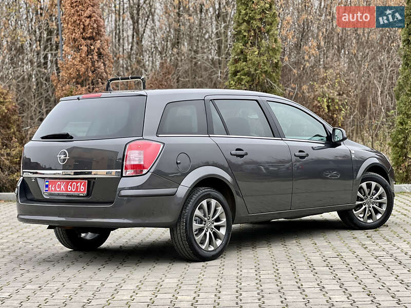 Універсал Opel Astra 2010 в Івано-Франківську