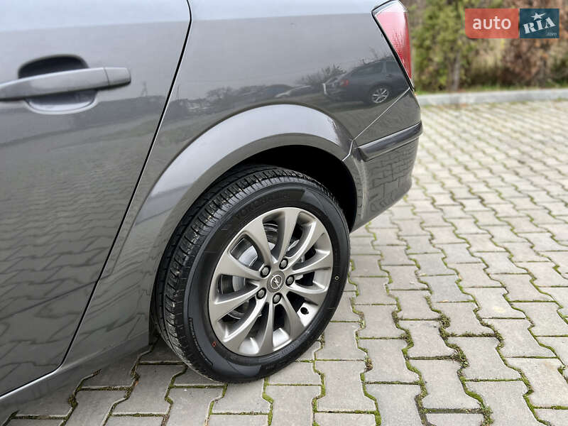 Універсал Opel Astra 2010 в Івано-Франківську