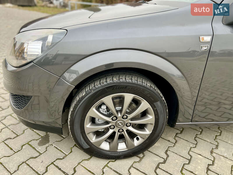 Універсал Opel Astra 2010 в Івано-Франківську
