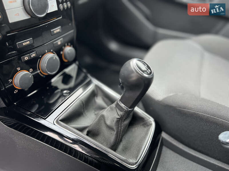 Універсал Opel Astra 2010 в Івано-Франківську