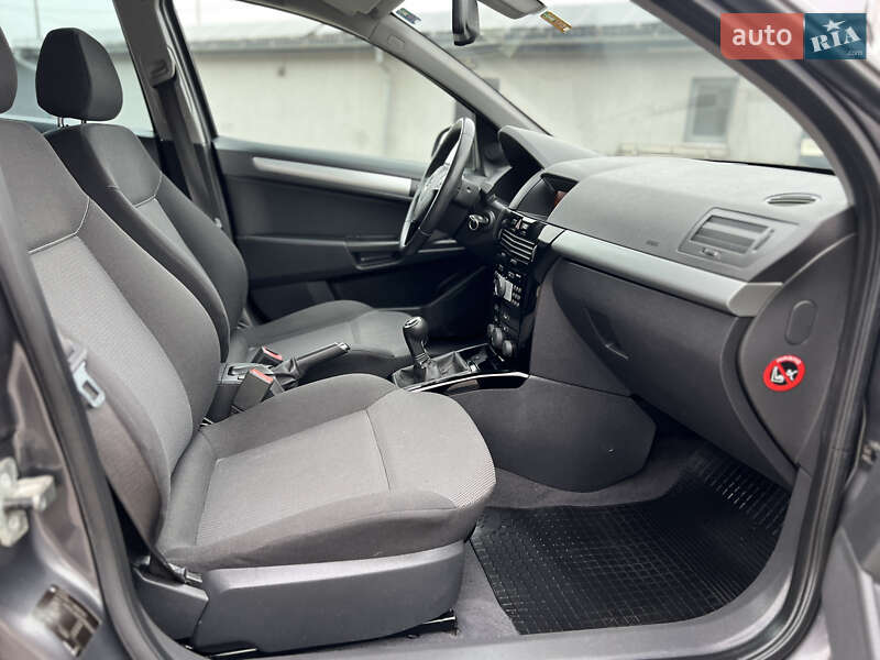 Універсал Opel Astra 2010 в Івано-Франківську