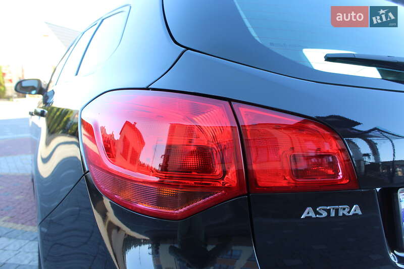 Універсал Opel Astra 2015 в Трускавці