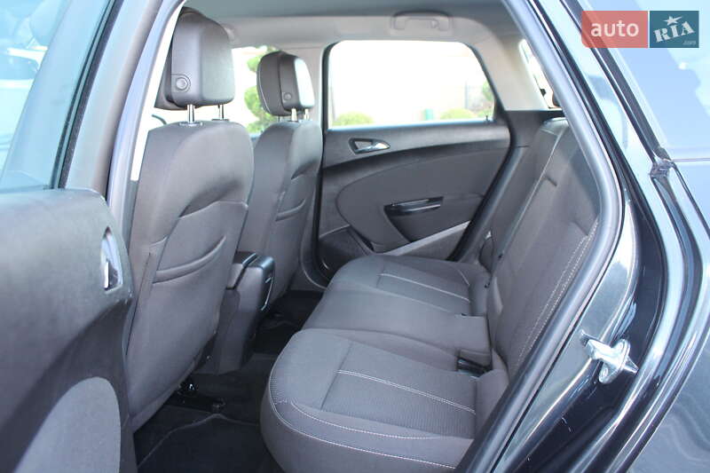 Універсал Opel Astra 2015 в Трускавці