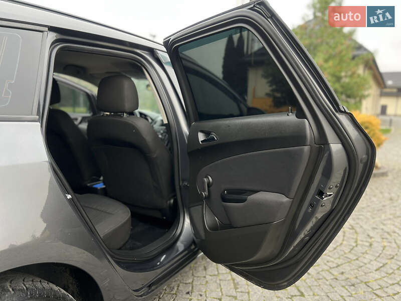 Універсал Opel Astra 2011 в Жовкві