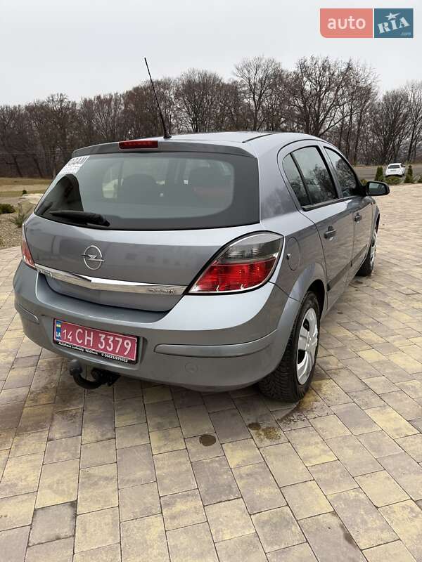 Хэтчбек Opel Astra 2009 в Долине