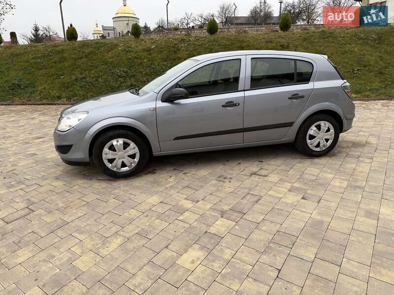 Хэтчбек Opel Astra 2009 в Долине