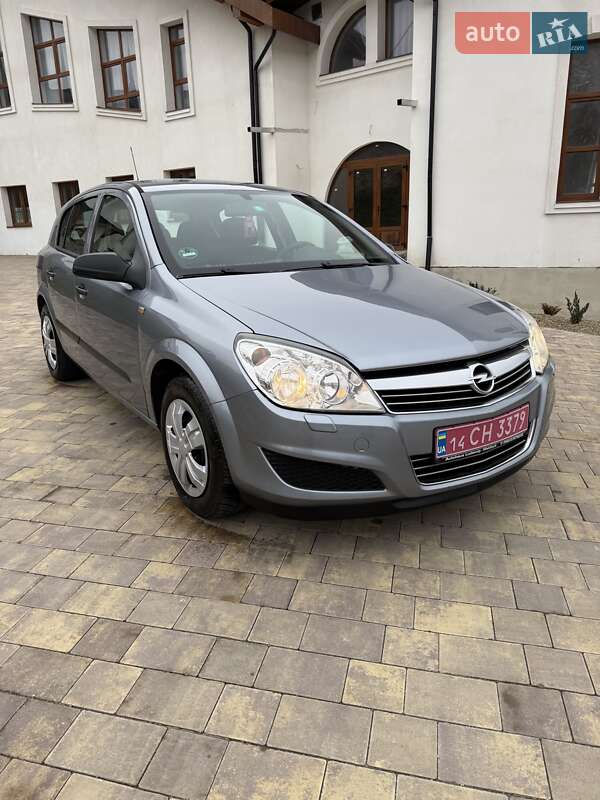 Хэтчбек Opel Astra 2009 в Долине