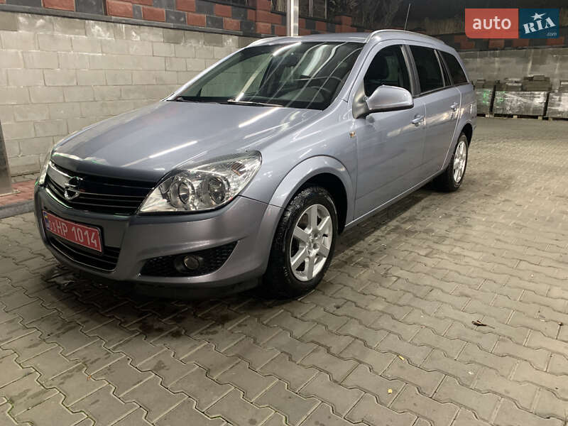 Універсал Opel Astra 2010 в Рівному