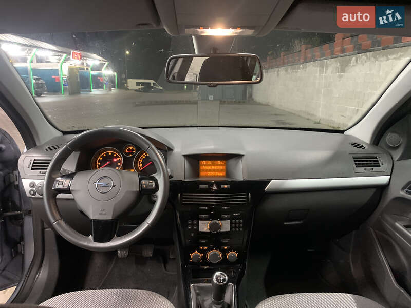 Універсал Opel Astra 2010 в Рівному