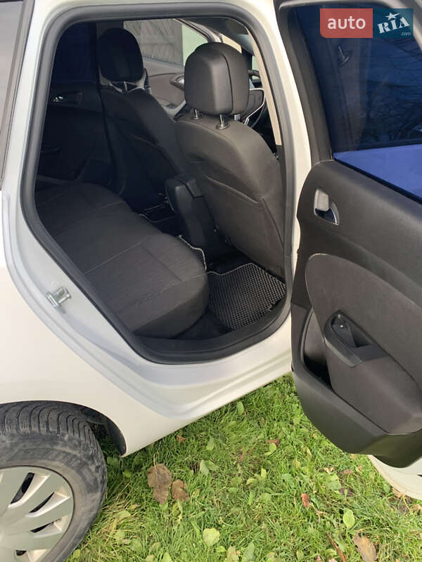 Універсал Opel Astra 2015 в Дрогобичі