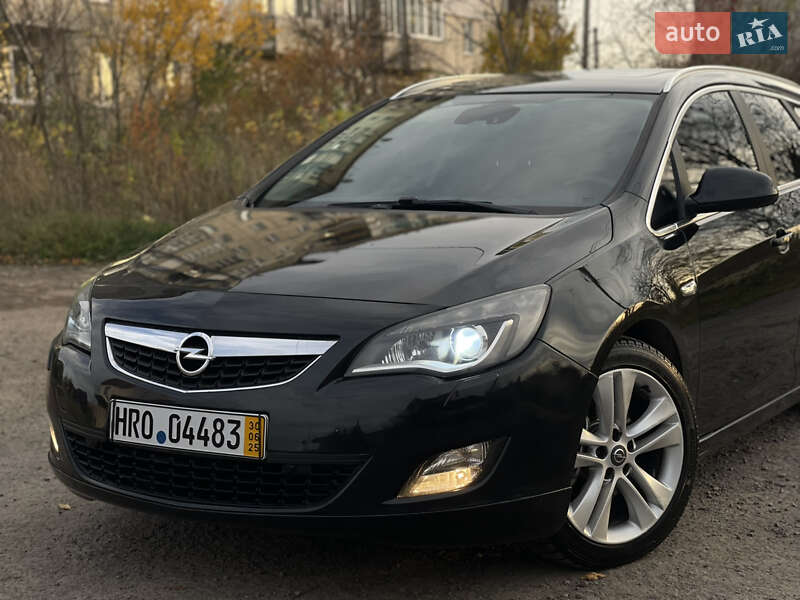 Універсал Opel Astra 2012 в Рівному