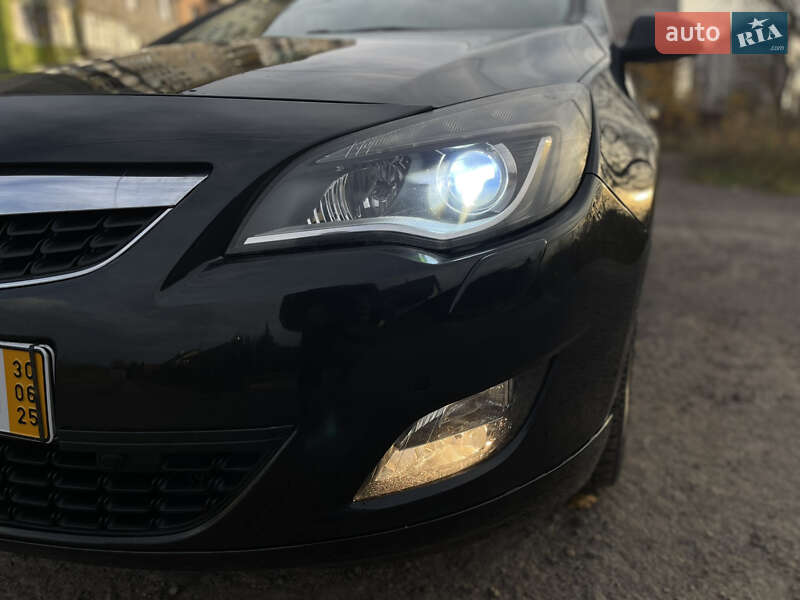 Універсал Opel Astra 2012 в Рівному