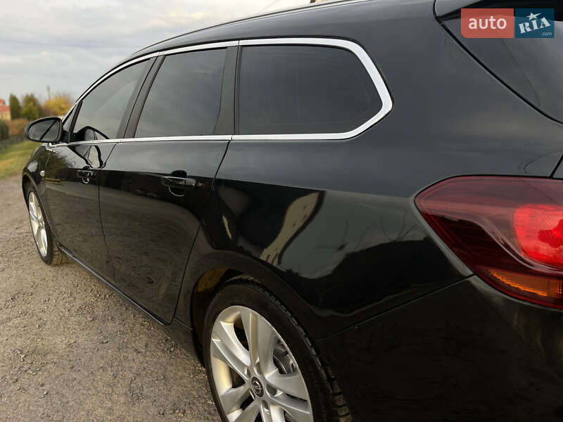 Універсал Opel Astra 2012 в Рівному